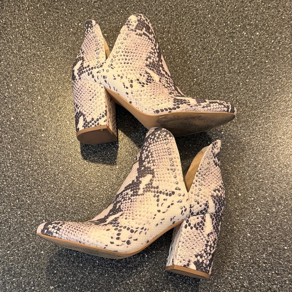 Steve Madden Elegant Snakeskin Pattern Ankle Booties - size 8 - Picture 3 of 5